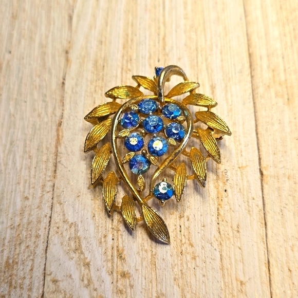 Lisner Jewelry - Lisner Vintage Gold Tone AB Brooch Pin